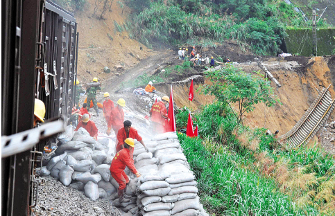 福州暴雨致鹰厦铁路塌方 福州暴雨致鹰厦铁路塌方