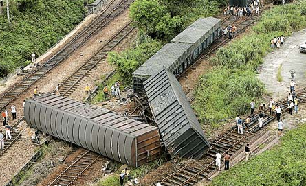 河南信阳货车脱线事故